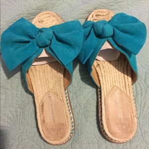 Antonio Melani Teal Bow soft sandals!